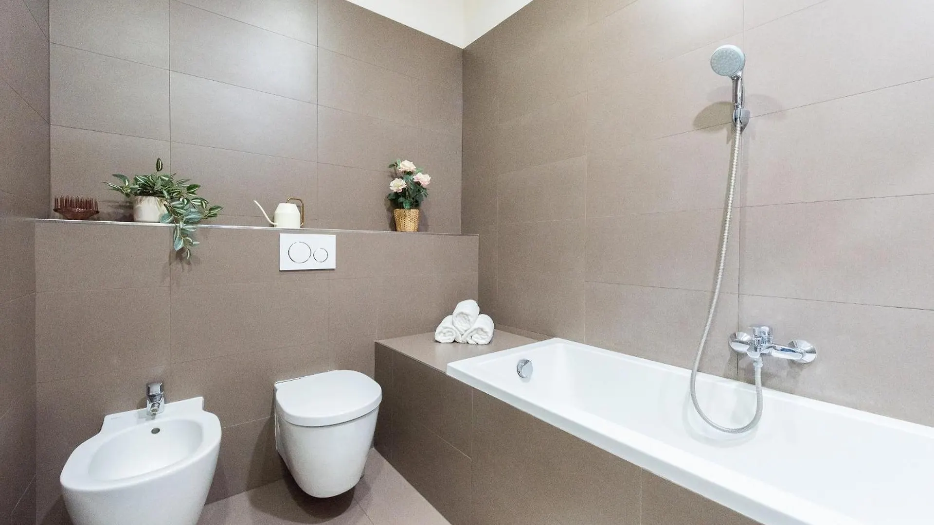 Spacious 3-Bedrooms Apartment Near Karlin Square Praga 0*,