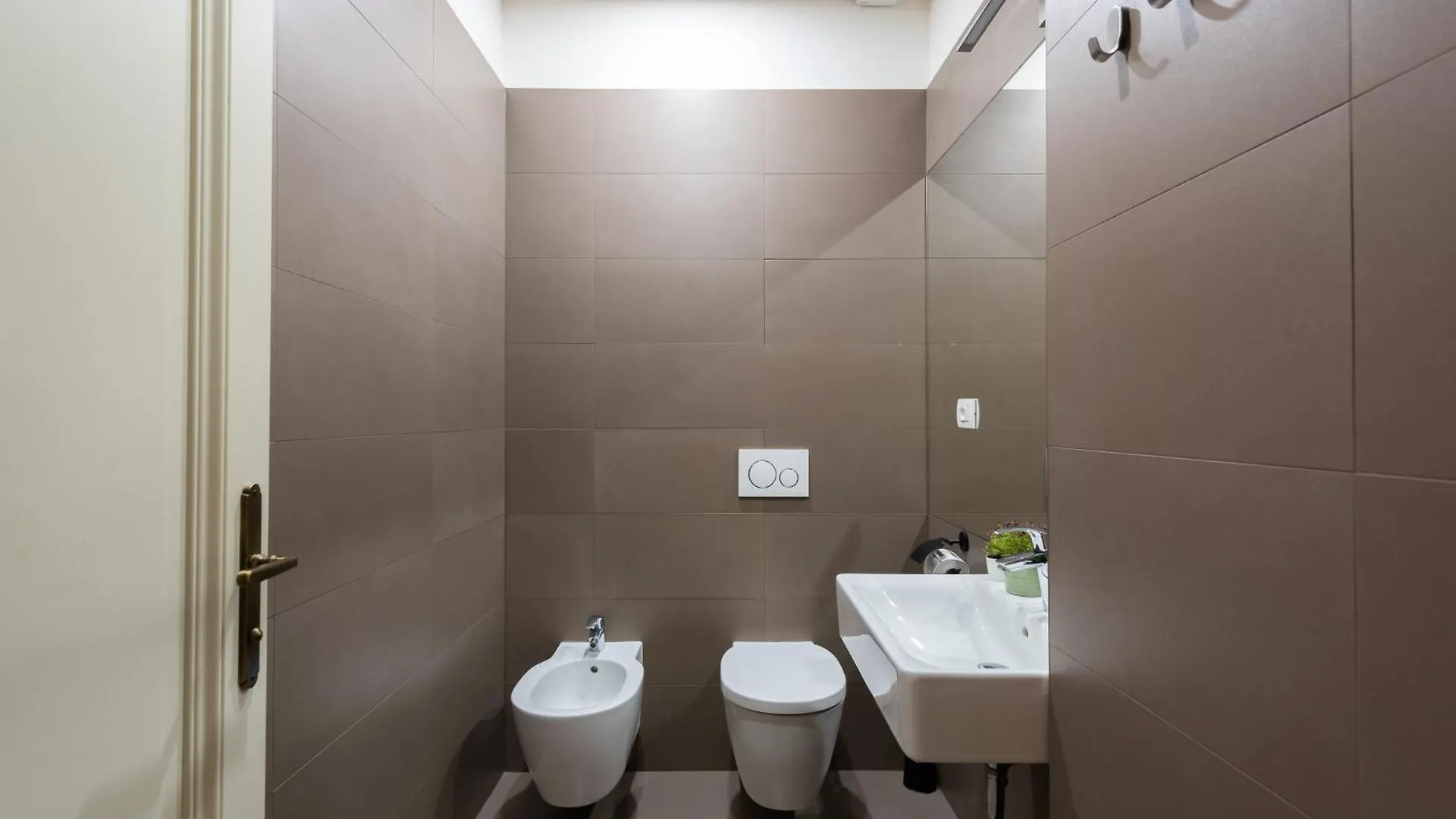 Spacious 3-Bedrooms Apartment Near Karlin Square Praga