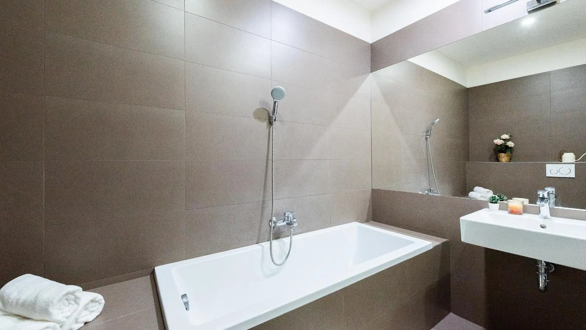 Spacious 3-Bedrooms Apartment Near Karlin Square Praga