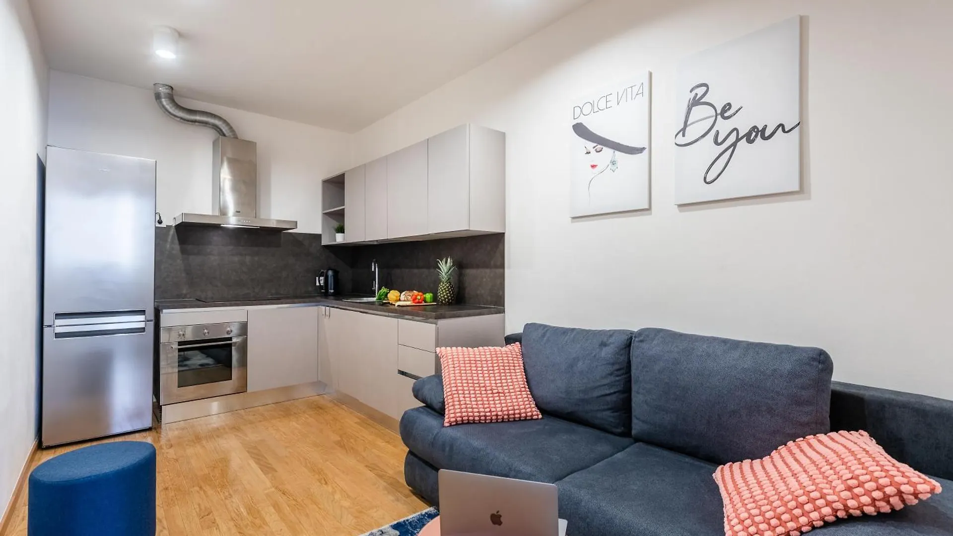 Spacious 3-Bedrooms Apartment Near Karlin Square Praga