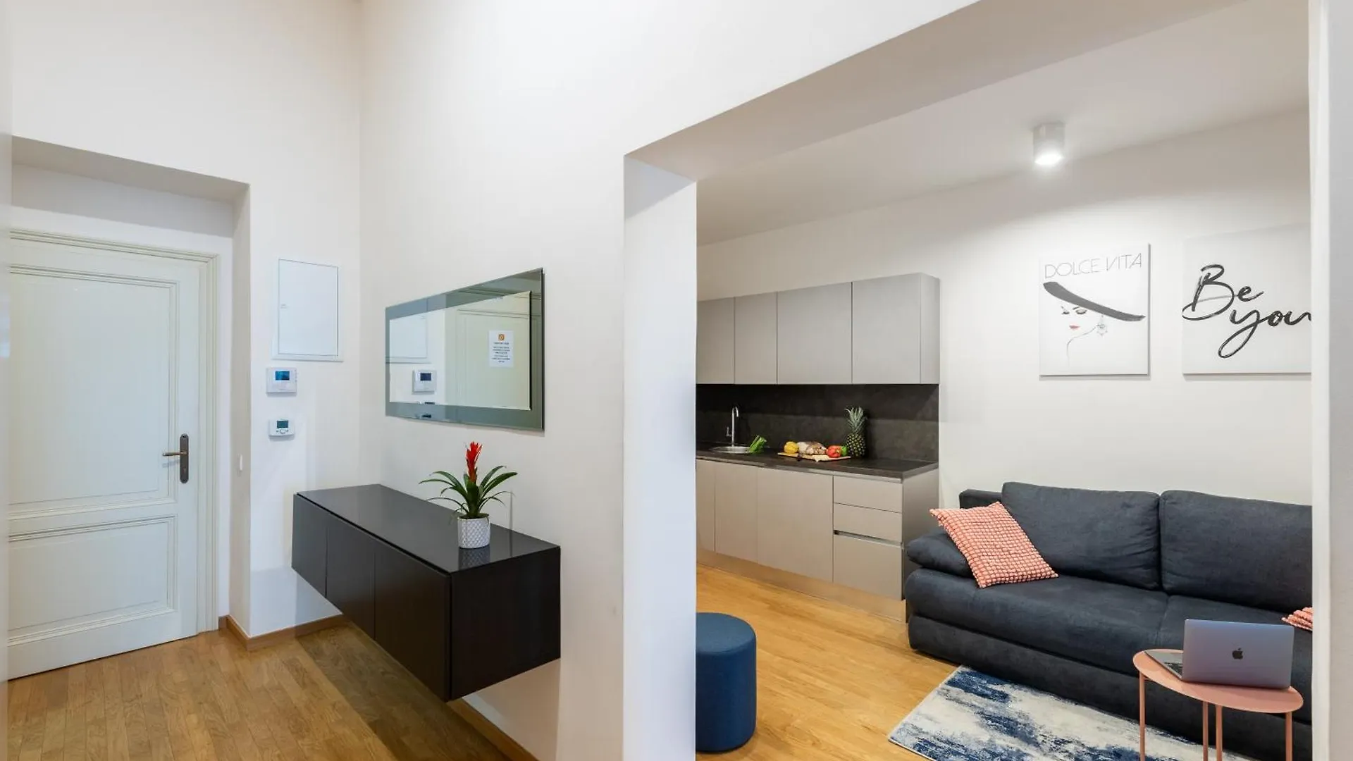 Spacious 3-Bedrooms Apartment Near Karlin Square Praga 0*,  Czechy