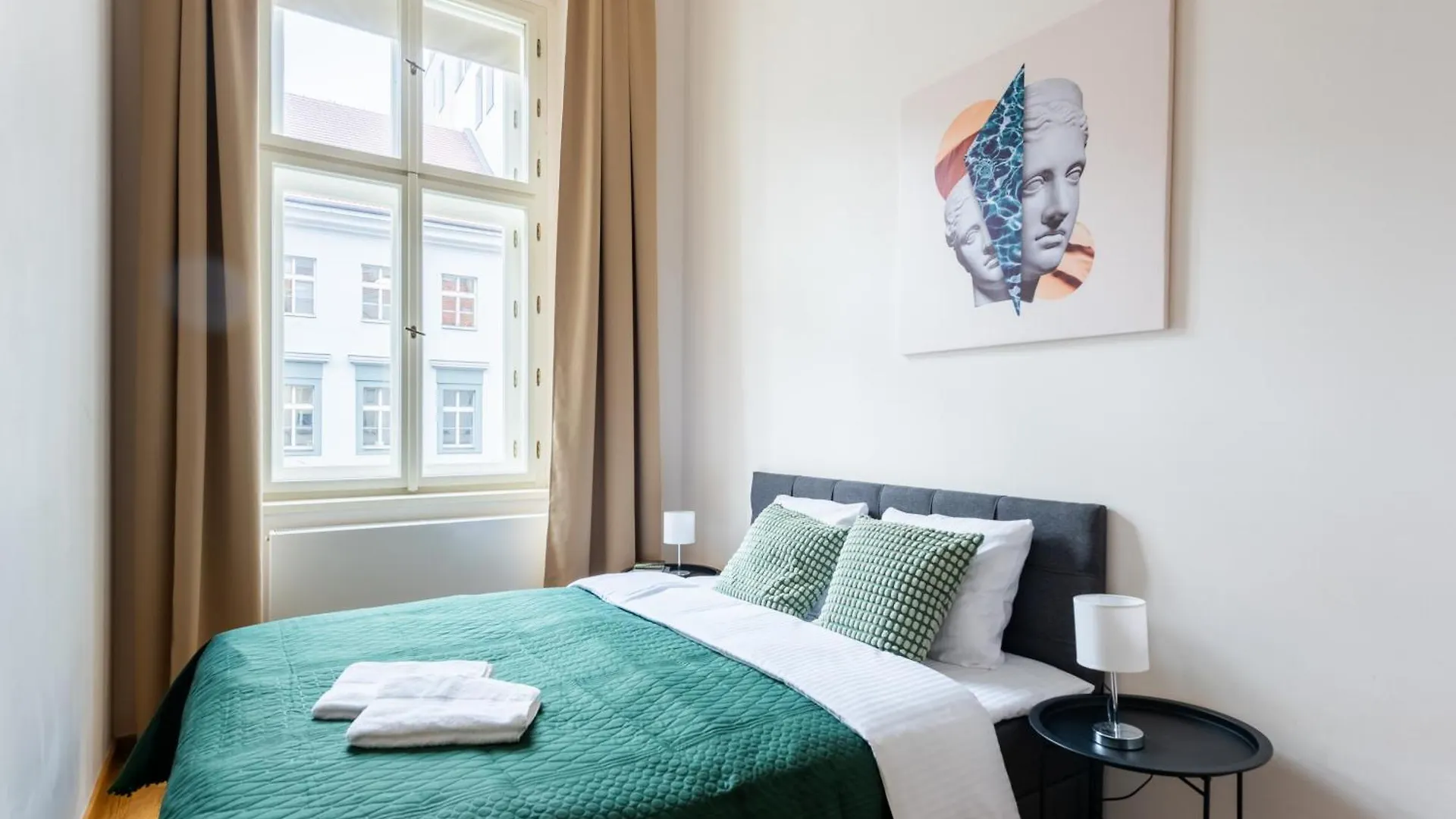 Spacious 3-Bedrooms Apartment Near Karlin Square Praga